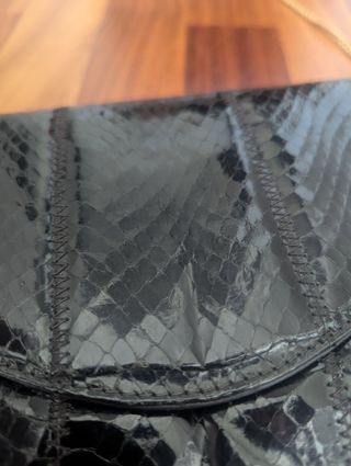 Bolso negro piel serpiente