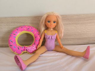 Muñeca Nancy con flotador donut