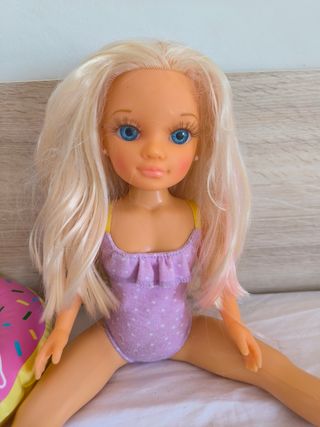 Muñeca Nancy con flotador donut