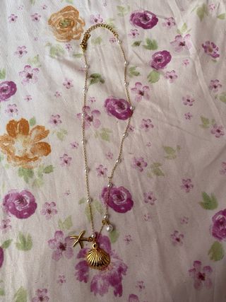 Collar con perla y concha dorada