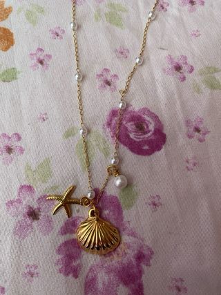 Collar con perla y concha dorada