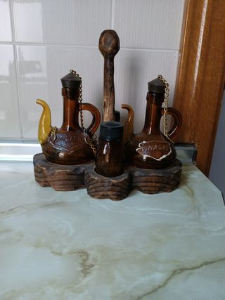 Aceitera y Vinagrera antiguas de madera