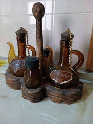 Aceitera y Vinagrera antiguas de madera