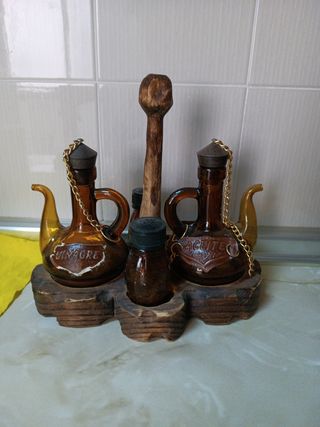 Aceitera y Vinagrera antiguas de madera