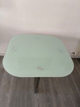 Mesa cristal 4 sillas blancas