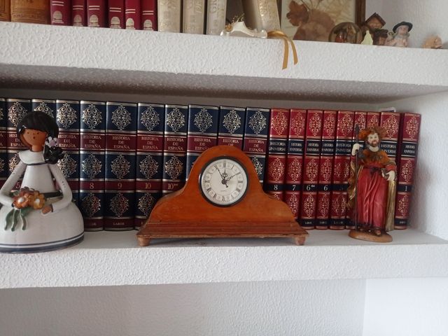 Reloj de madera vintage.