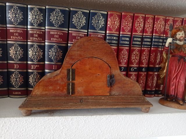 Reloj de madera vintage.