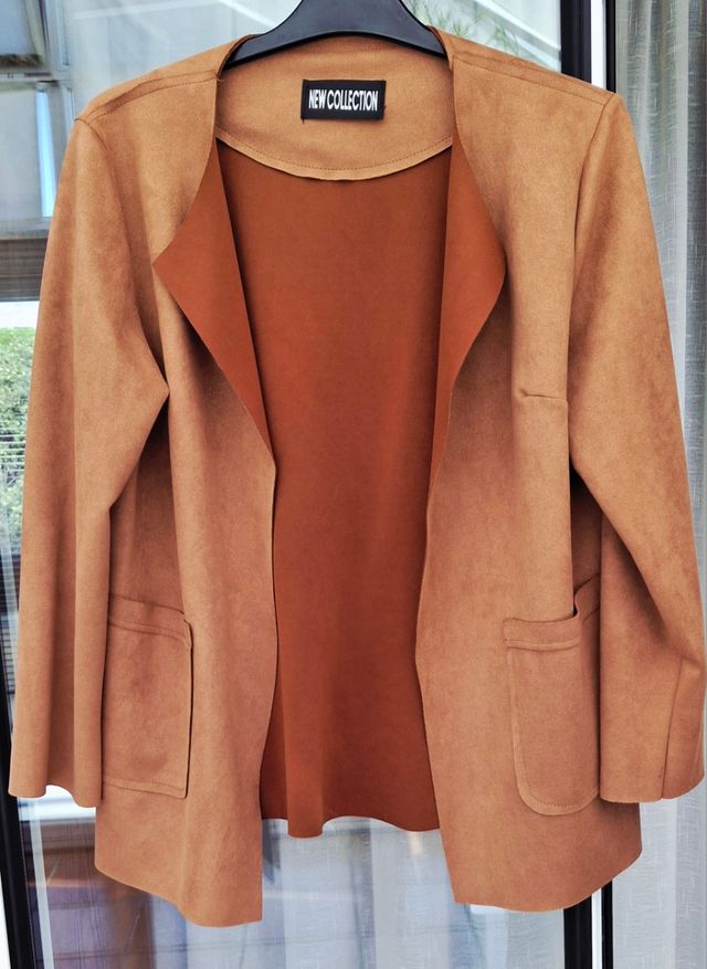 Giacca in pelle scamosciata sintetica.