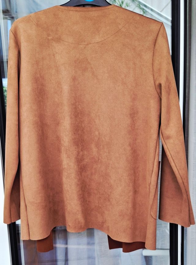 Giacca in pelle scamosciata sintetica.