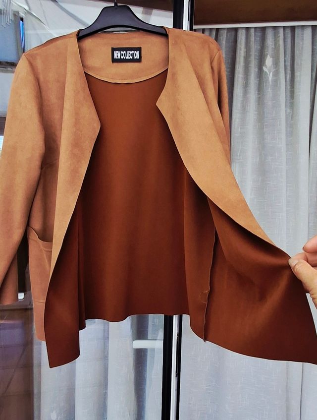 Giacca in pelle scamosciata sintetica.