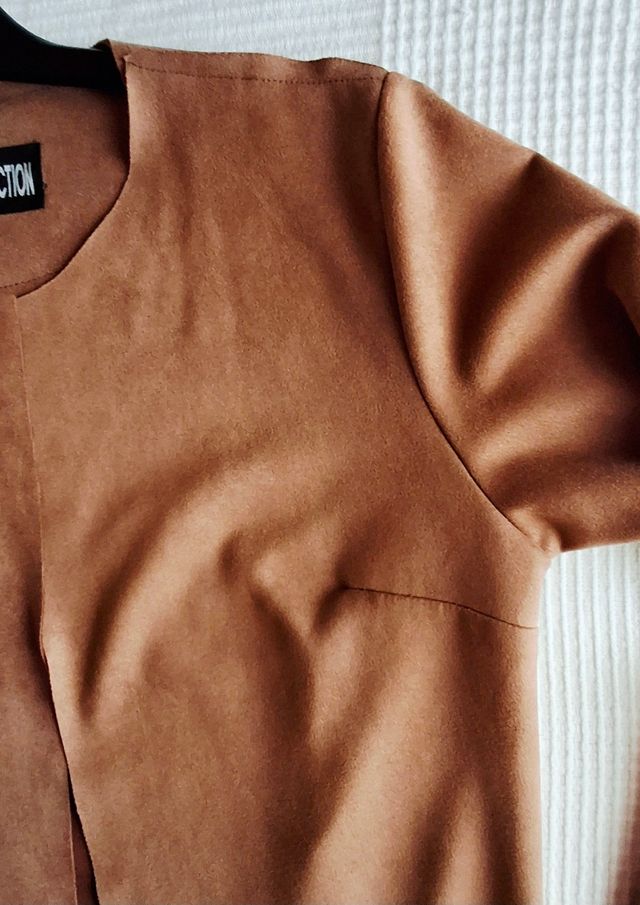 Giacca in pelle scamosciata sintetica.