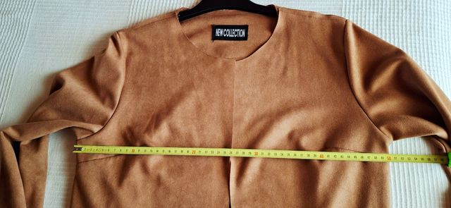 Giacca in pelle scamosciata sintetica.