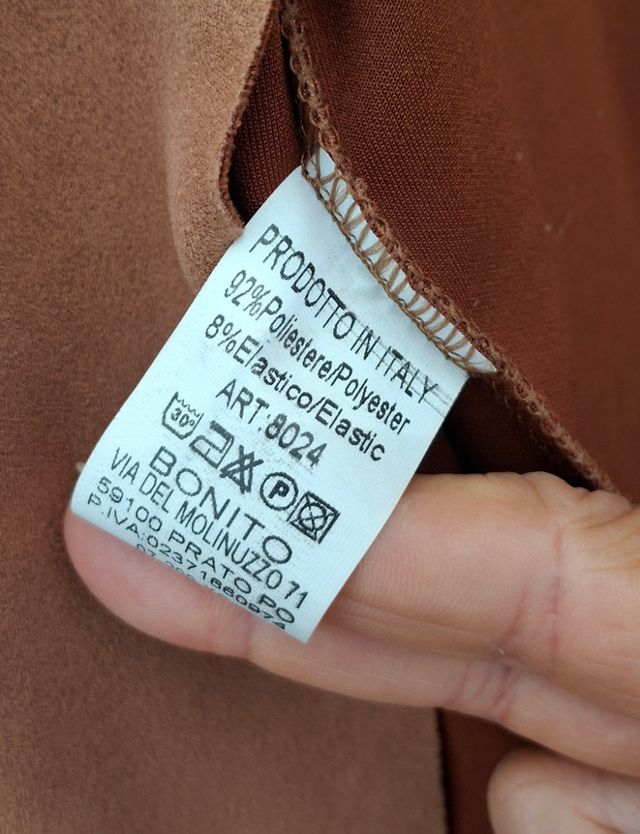 Giacca in pelle scamosciata sintetica.