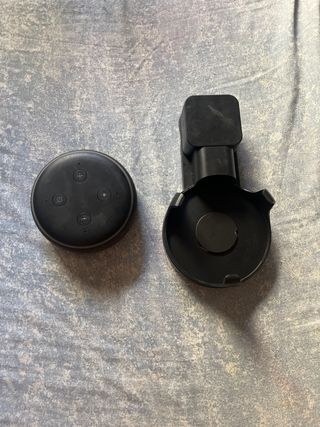 Echo Dot 3ª Gen + Soporte Pared falta el cargador
