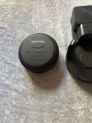 Echo Dot 3ª Gen + Soporte Pared falta el cargador
