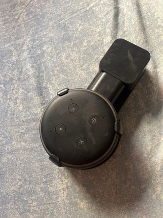 Echo Dot 3ª Gen + Soporte Pared falta el cargador

