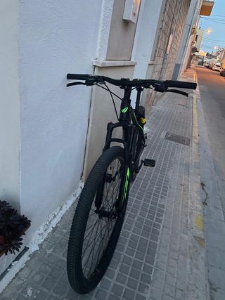 Bicicleta montaña negra