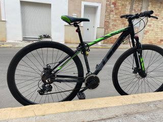 Bicicleta montaña negra
