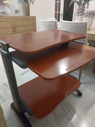 Mesa ordenador 2 niveles marrón.
EN Fuengirola 