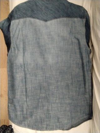 Camisa vaquera Lee. La parte trasera combina azul.