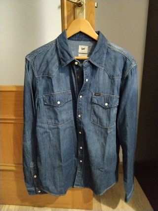 Camisa vaquera Lee. La parte trasera combina azul.