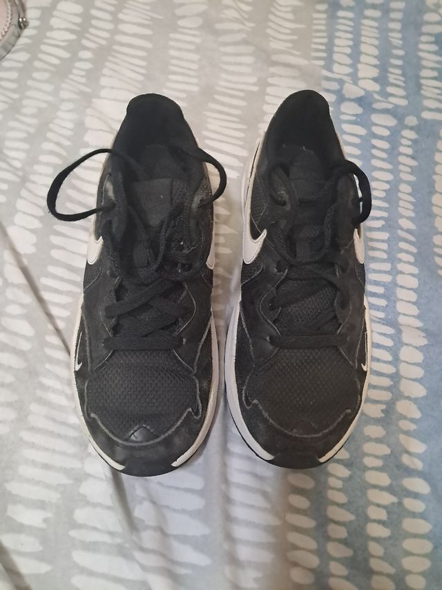 Zapatillas Nike - Negras y Blancas