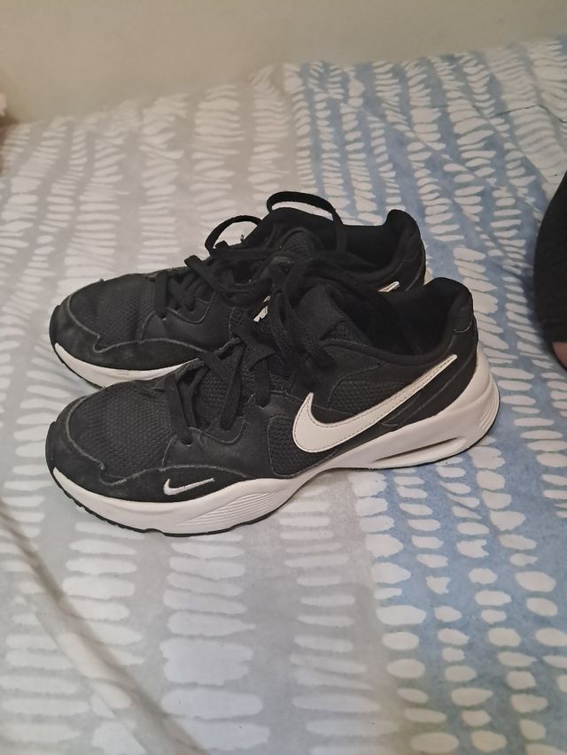 Zapatillas Nike - Negras y Blancas