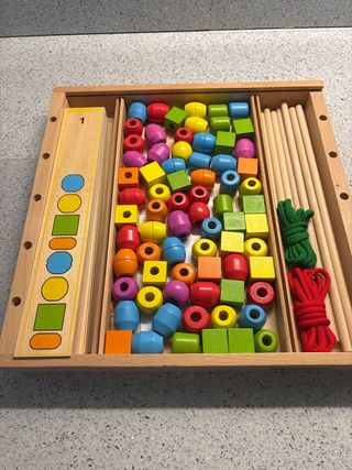 Juego de enhebrar madera