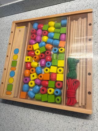 Juego de enhebrar madera
