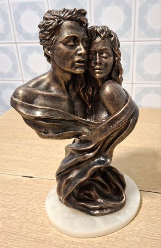 Figura de bronce-Pareja enamorada -