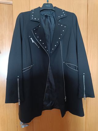 Chaquetón Stradivarius negro tachuelas