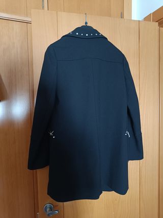 Chaquetón Stradivarius negro tachuelas