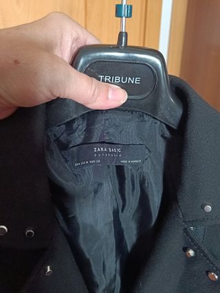Chaquetón Stradivarius negro tachuelas