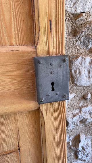 Puerta madera antigua restaurada