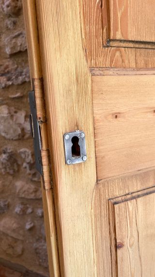 Puerta madera antigua restaurada