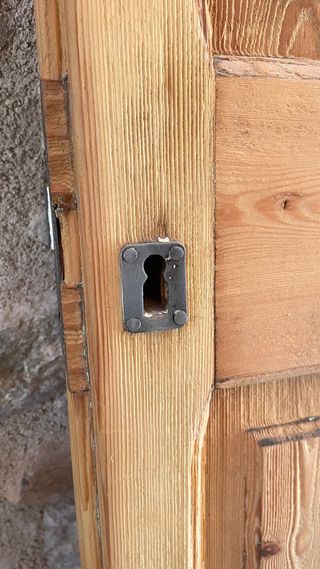 Puerta madera antigua restaurada