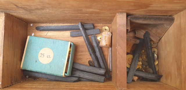 Caja antigua con frascos cristal