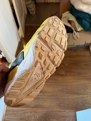 Zapatillas Nike Air Huarache amarillas. 
