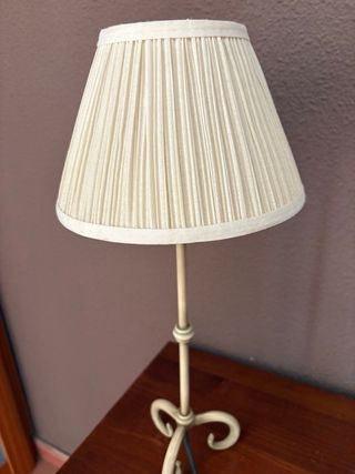Lámpara dormitorio beige metal