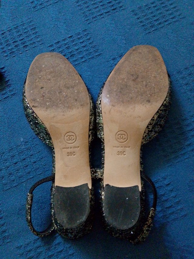 Zapatos Chanel negros y plateados