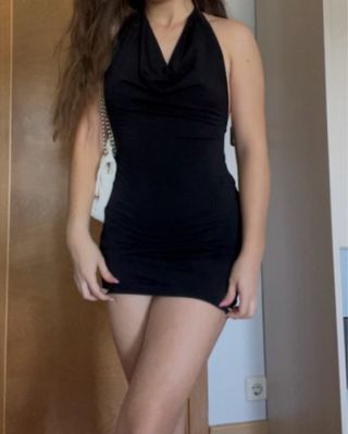 Vestido negro corto ajustado