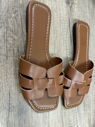 Sandalias planas marrones 