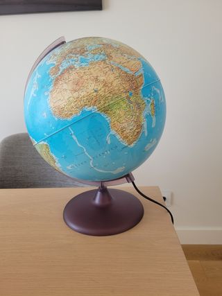 Globo terráqueo con luz
