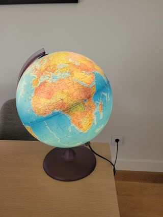 Globo terráqueo con luz