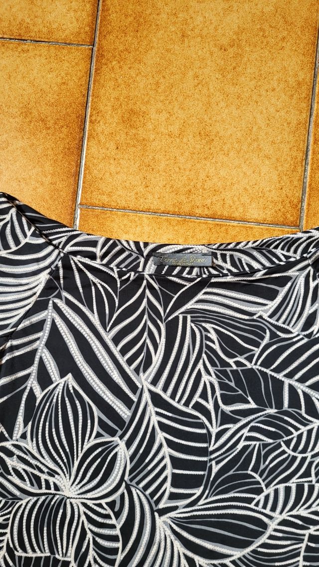 Maglia nera a fantasia 