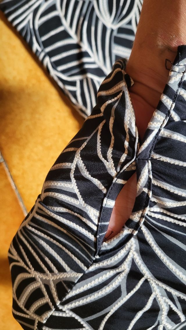 Maglia nera a fantasia 