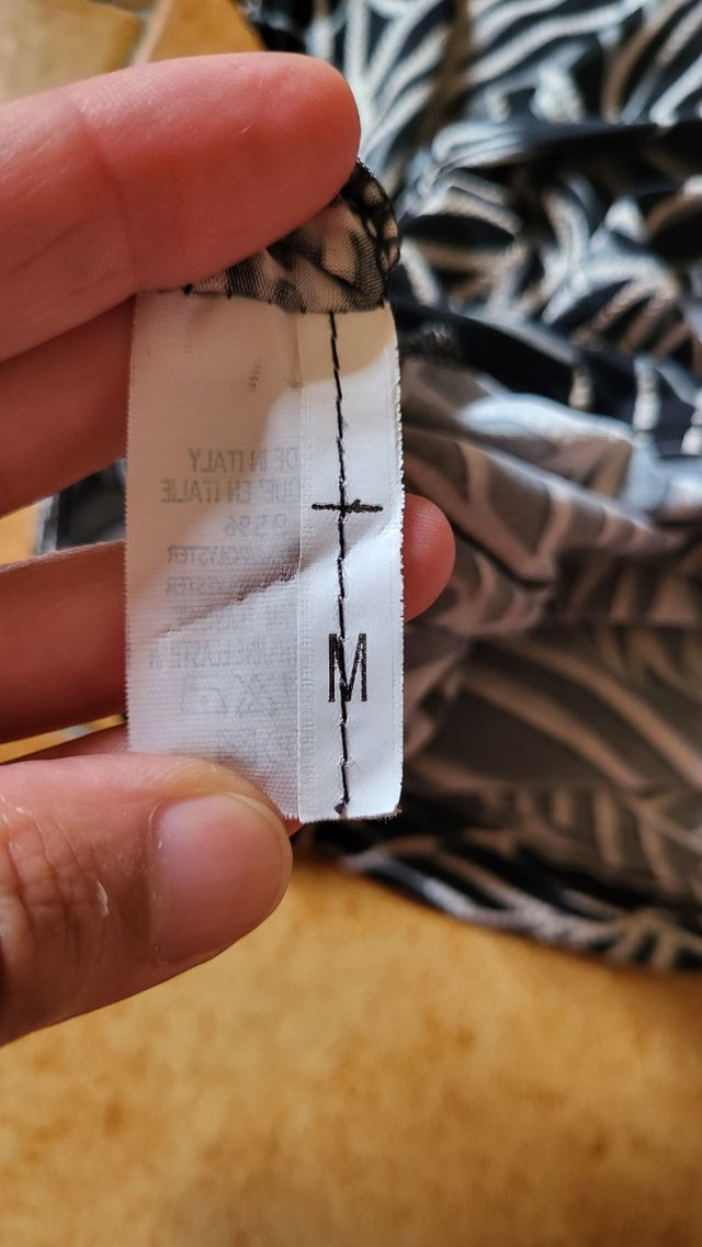 Maglia nera a fantasia 