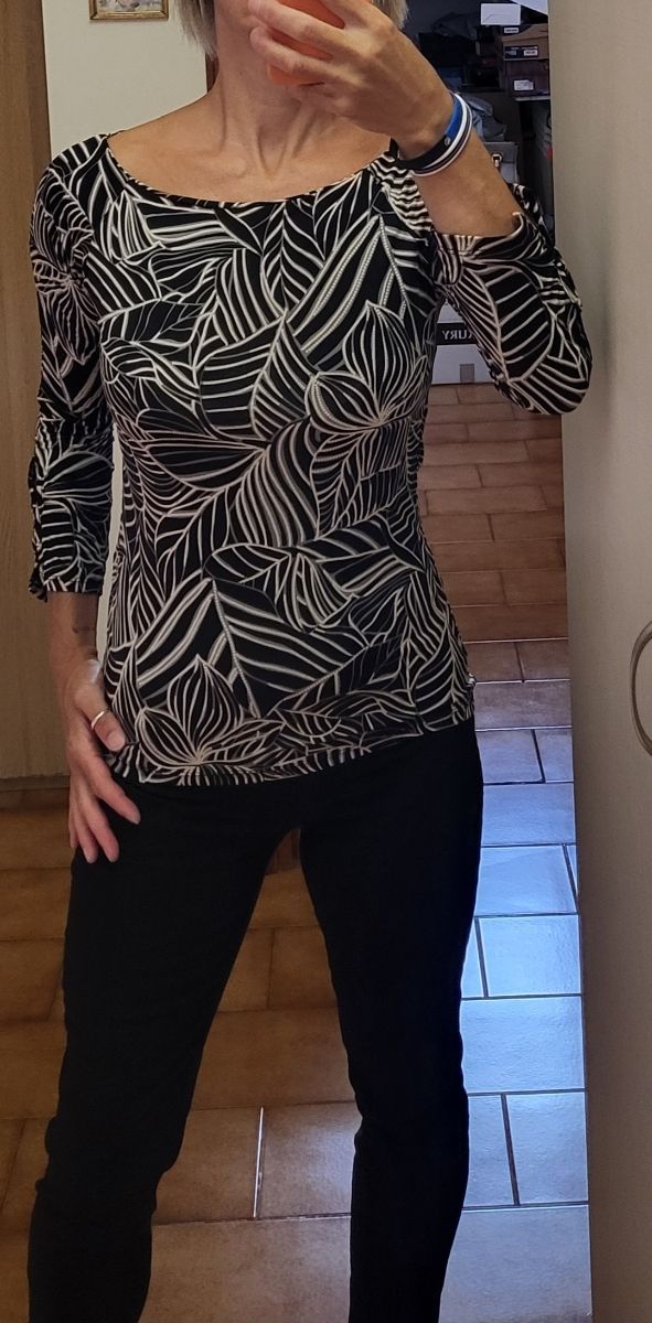 Maglia nera a fantasia 