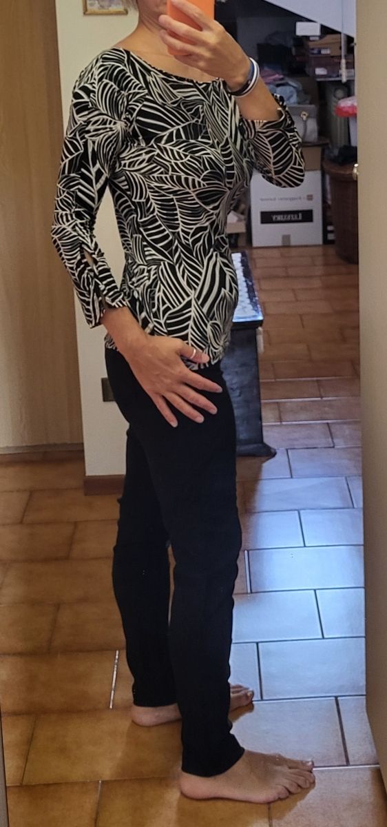 Maglia nera a fantasia 