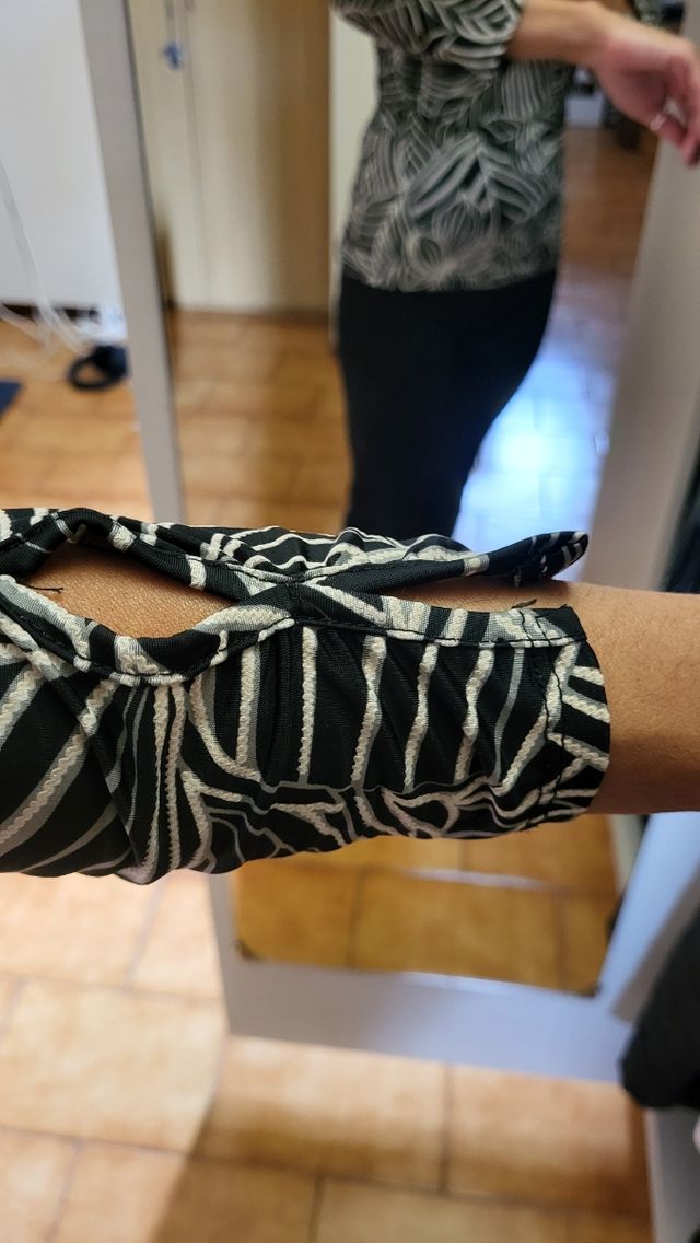 Maglia nera a fantasia 